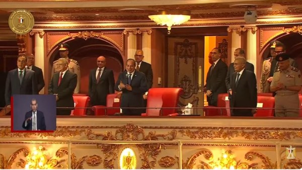 السيسي يشهد عرضا مسرحيا باحتفالية وطن السلام