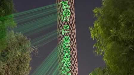 إنارة برج القاهرة بعبارتي مرحبا بكم في مصر وWelcome to Egypt