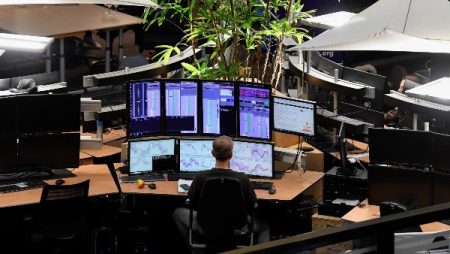 شركات التكنولوجيا تواصل قيادة وول ستريت إلى قمم تاريخية