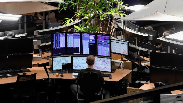 شركات التكنولوجيا تواصل قيادة وول ستريت إلى قمم تاريخية