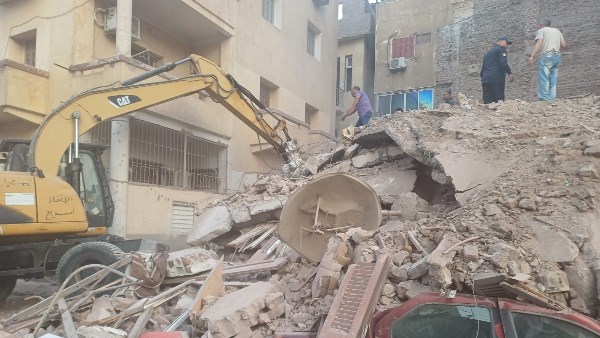 العناية الإلهية أنقذت أسرتين.. انهيار منزل مكون من طابقين بقرية بني فيز بأسيوط