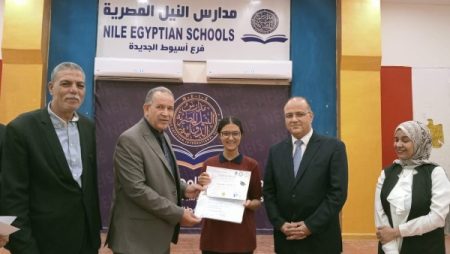 مدير تعليم أسيوط يكرم الطلاب الحاصلين على شهادة “DELF-A1 ” الدولية في اللغة الفرنسية