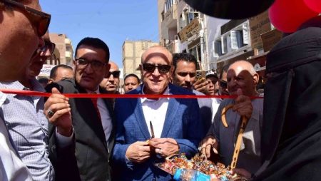 محافظ الأقصر يفتتح سوق اليوم بإسنا لتوفير السلع بأسعار مخفضة| صور
