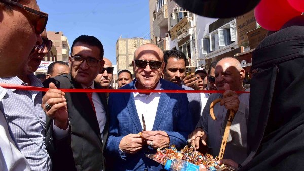 محافظ الأقصر يفتتح سوق اليوم بإسنا لتوفير السلع بأسعار مخفضة| صور