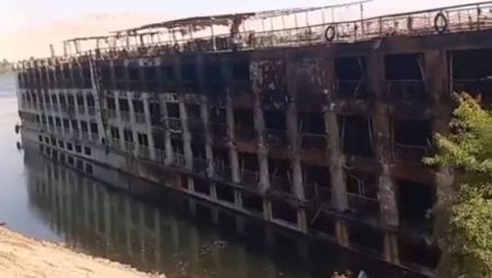 النيابة العامة والمعمل الجنائي يعاينان المركب السياحي المحترق بالأقصر