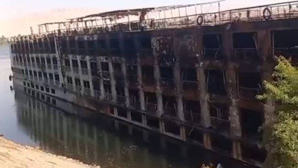 النيابة العامة والمعمل الجنائي يعاينان المركب السياحي المحترق بالأقصر