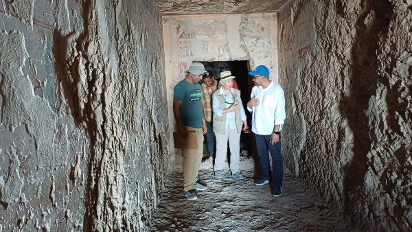 مدير آثار الأقصر يتفقد أعمال بعثة جامعة بازل السويسرية بمقابر عبد القرنة لدراسة التاريخ الخفي لجبانة طيبة الغربية
