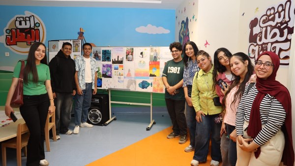 طلاب الفنون الجميلة يرسمون الأمل ويزرعون البهجة في قلوب أطفال السرطان