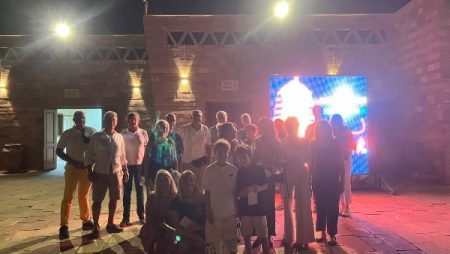 السياح يشاهدون برومو عن المتحف المصري الكبير بمعبد أبوسمبل..صور