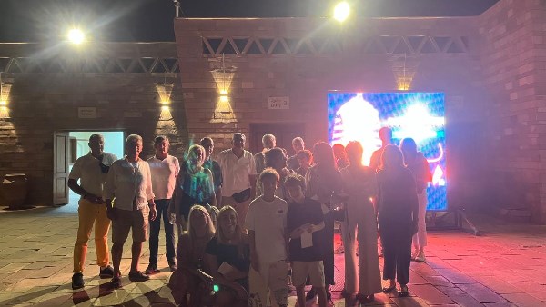 السياح يشاهدون برومو عن المتحف المصري الكبير بمعبد أبوسمبل..صور