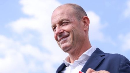 نجم الأهلي السابق يفتح النار على توروب ولاعبي الأحمر