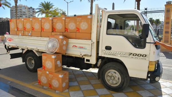 محافظ بورسعيد يقدم 100 مروحة كهربائية لمدارس المحافظة دعمًا للعملية التعليمية