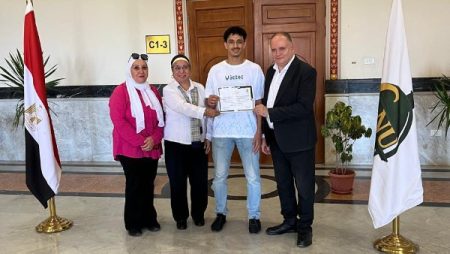 جامعة القاهرة الأهلية تعلن فوز الطالب سيف أحمد الشحات بالمركز الأول في بطولة الجامعة لتنس الطاولة للعام 2026/2025