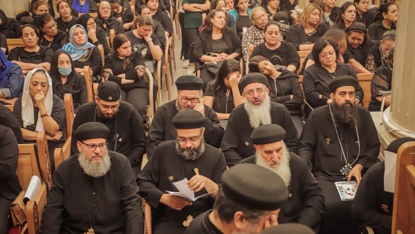 صلوات تجنيز القس جورجيوس ونيس بكنيسته بحضور الأنبا أكسيوس | صور