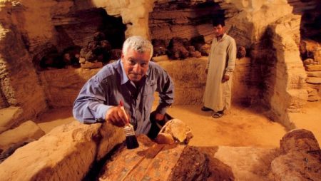 زاهي حواس يرد على اتهامات ضده بتهريبه الآثار خارج مصر.. فيديو