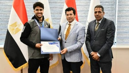 وزير الشباب والرياضة يكرم لاعبي منتخب المصارعة تحت 23 سنة