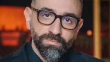 عمرو سلامة يشيد بنجاح فيلمي السادة الأفاضل وفي إية يعني