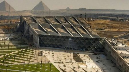 «هدية مصر للعالم».. نيوزويك تبرز الافتتاح الرسمي للمتحف المصري الكبير