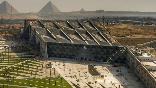 «هدية مصر للعالم».. نيوزويك تبرز الافتتاح الرسمي للمتحف المصري الكبير