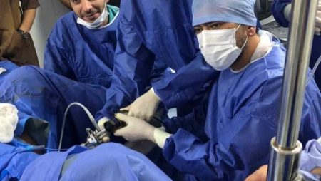 أم تستغيث لإجراء جراحة عاجلة بمبلغ 30 ألف جنيه قبل بتر ذراعها