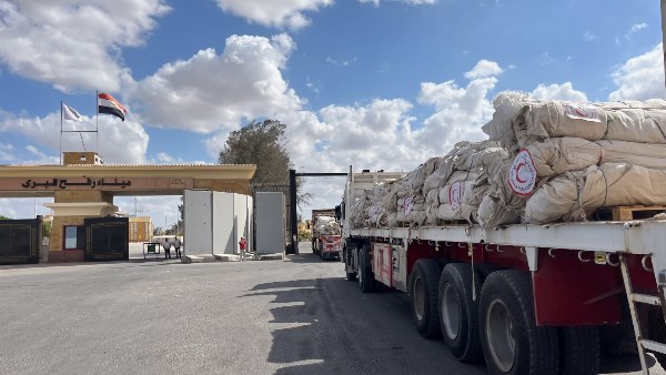 الهلال الأحمر المصري يطلق قافلة «زاد العزة» الـ 42 حاملة نحو 3400 طن مساعدات إنسانية إلى غزة