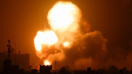 الاحتلال الإسرائيلي يشن قصفا على قطاع غزة ويستهدف مواقع في خان يونس