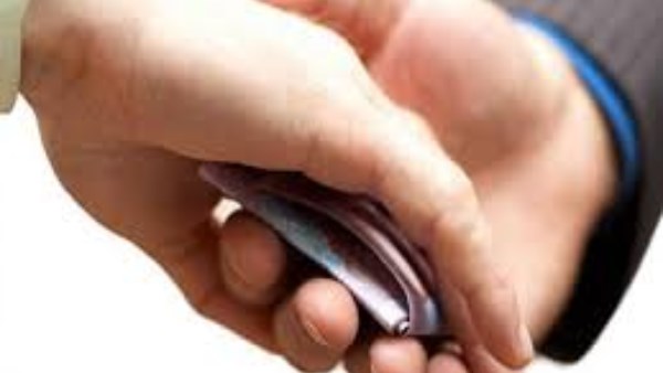 دار الإفتاء: الرشوة محرمة شرعا وأبشع صور أكل أموال الناس بالباطل