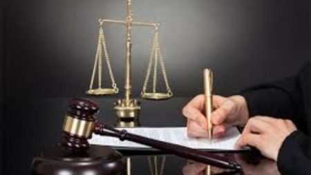 تأجيل محاكمة 10 متهمين بالسطو المسلح على جواهرجي خليجي وسرقة 5 كيلو ذهب