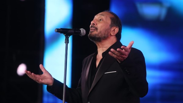 علي الحجار يبكي أثناء غنائه لفلسطين في مهرجان الموسيقى العربية