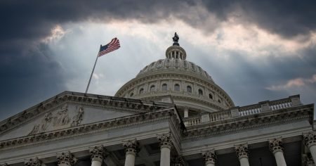 العمال الفيدراليون بالكاد ينجحون في اجتياز إغلاق الحكومة