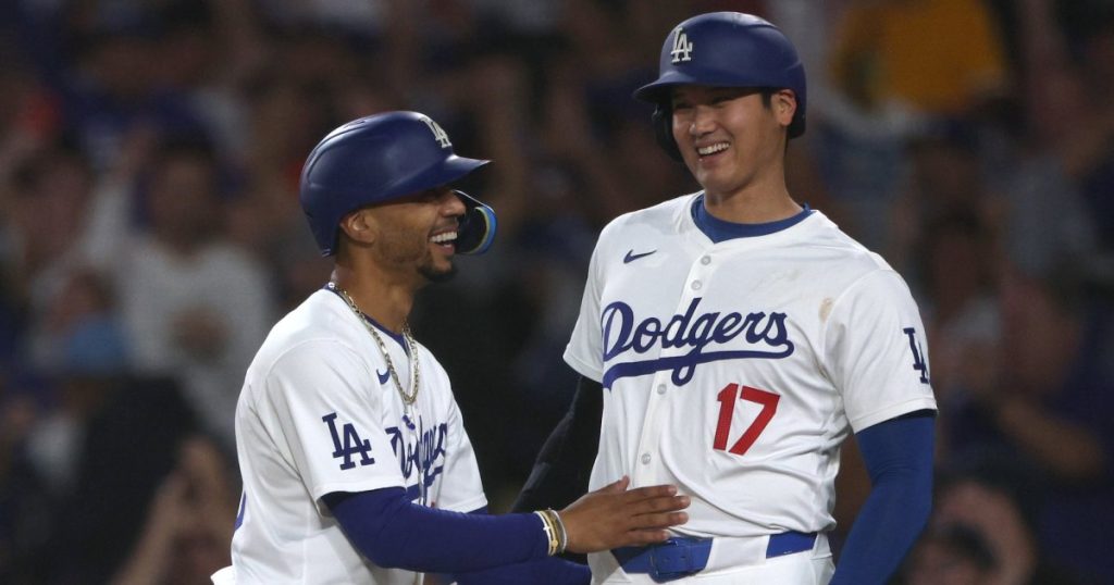 يكشف Mookie Betts من فريق Dodgers أن زميله في الفريق Shohei Ohtani هو أحد المعجبين السريين بموسيقى الريف (حصريًا)
