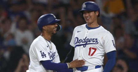 يكشف Mookie Betts من فريق Dodgers أن زميله في الفريق Shohei Ohtani هو أحد المعجبين السريين بموسيقى الريف (حصريًا)