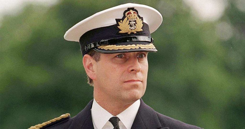 الأمير أندرو على مر السنين: الحياة الملكية، والأبوة، والفضائح، والتخلي عن الألقاب وأكثر من ذلك