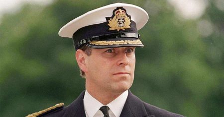 الأمير أندرو على مر السنين: الحياة الملكية، والأبوة، والفضائح، والتخلي عن الألقاب وأكثر من ذلك