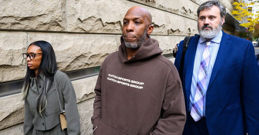 داخل ألعاب البوكر المرصعة بالنجوم والتي يديرها الغوغاء والتي يُزعم أنها تسرق الملايين من اللاعبين