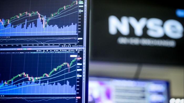 الأسهم العالمية تنزلق وسط توترات البنوك الإقليمية الأمريكية