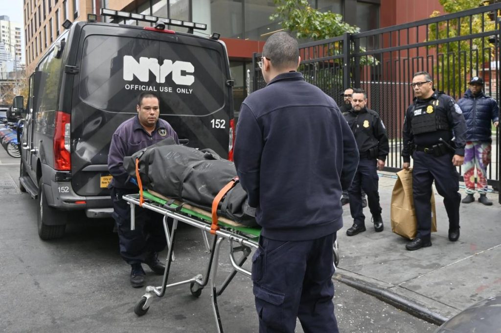 وفاة عميل مكتب الجمارك وحماية الحدود الفيدرالي بالانتحار أمام صديقته داخل شقة في مدينة نيويورك: مصادر