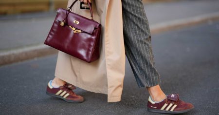 أحذية Rich Mom الرياضية هذه مريحة للغاية، لدرجة أنك ستنسى نعالك المفضلة – بسعر يبدأ من 10 دولارات