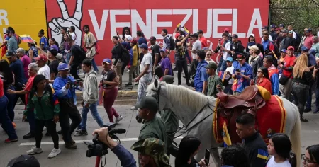 ترمب يتوعد بعمليات برية ضد “مهربي المخدرات” في فنزويلا.. ومادورو: مستعدون للدفاع عن بلادنا