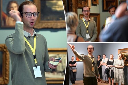 يعامل المرشدون السياحيون في المتحف الألماني الزائرين وكأنهم حماقات، ويحبون ذلك