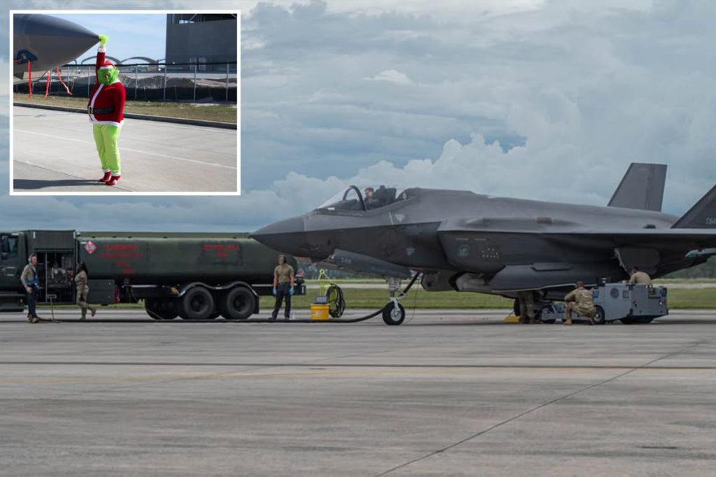 طُلب من عائلات العسكريين في فلوريدا إزالة زينة عيد الميلاد المبكرة للامتثال للمعايير في قاعدة تيندال الجوية