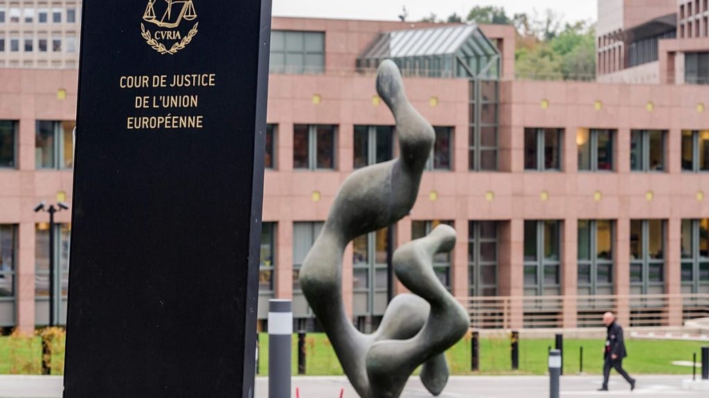 دول الاتحاد الأوروبي ملزمة بالاعتراف المتبادل بزواج المثليين، حكم محكمة العدل الأوروبية.