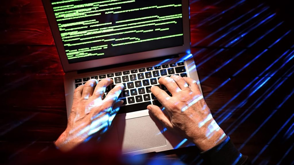 ادعاءات كاذبة وخطوط فرعية مسروقة: استراتيجية الدعاية الروسية التي تطارد غرفة الأخبار