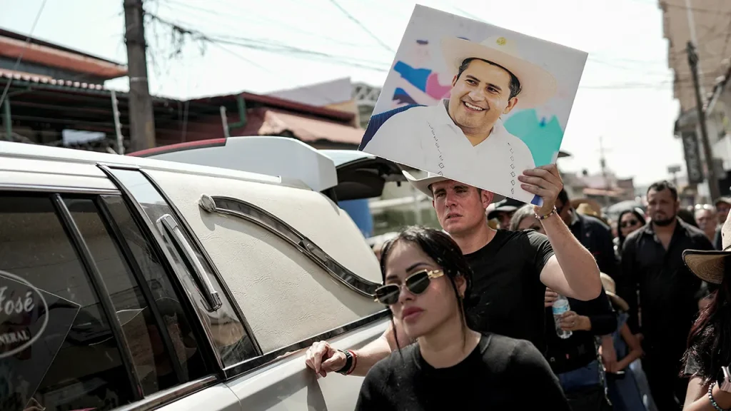 مقتل رئيس بلدية مكافحة الكارتل كارلوس مانزو في حدث يوم الموتى في المكسيك