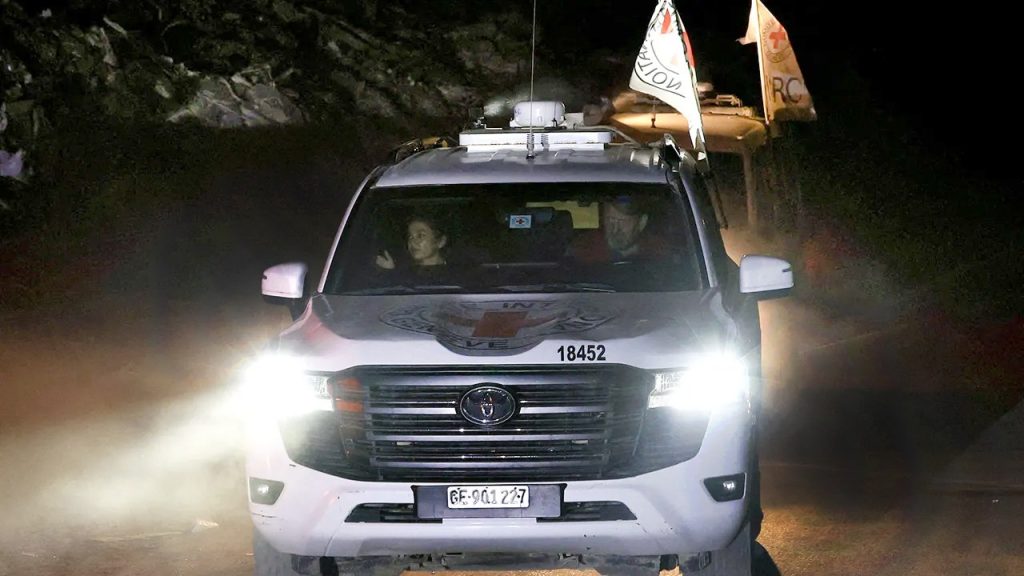 وتقول إسرائيل إن حماس سلمت رفات الرهينة الإسرائيلي إلى الصليب الأحمر