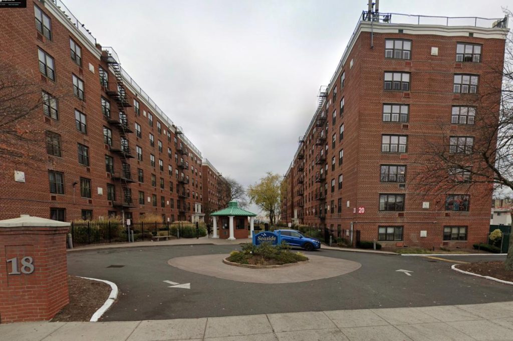 امرأة في جزيرة ستاتن دهستها فتاة تبلغ من العمر 19 عامًا بعد نزاع ساخن: رجال الشرطة