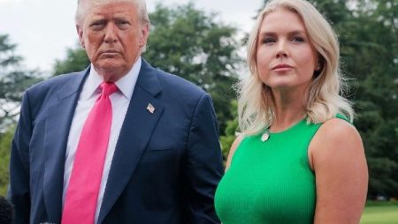 على سبيل المزاح.. رئيس الوزراء المجري يطلب من ترامب السماح لـ كارولين ليفيت بالعمل لديه