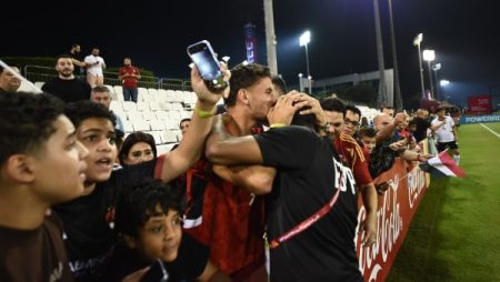 شاهد| الجماهير تقبّل أحمد الكاس بعد فوز منتخب مصر للناشئين على هاييتي