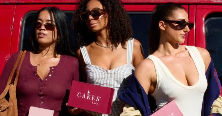 هل تحتاج إلى بعض الشكل؟ حمالة الصدر اللاصقة هذه تحدد محيط الصدر بشكل سري للحصول على مظهر كامل وجذاب