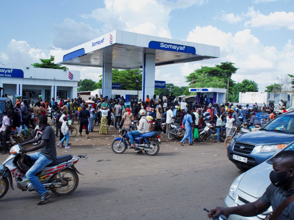 فرنسا تحث مواطنيها على مغادرة مالي مع تصاعد حصار الجماعة المسلحة.